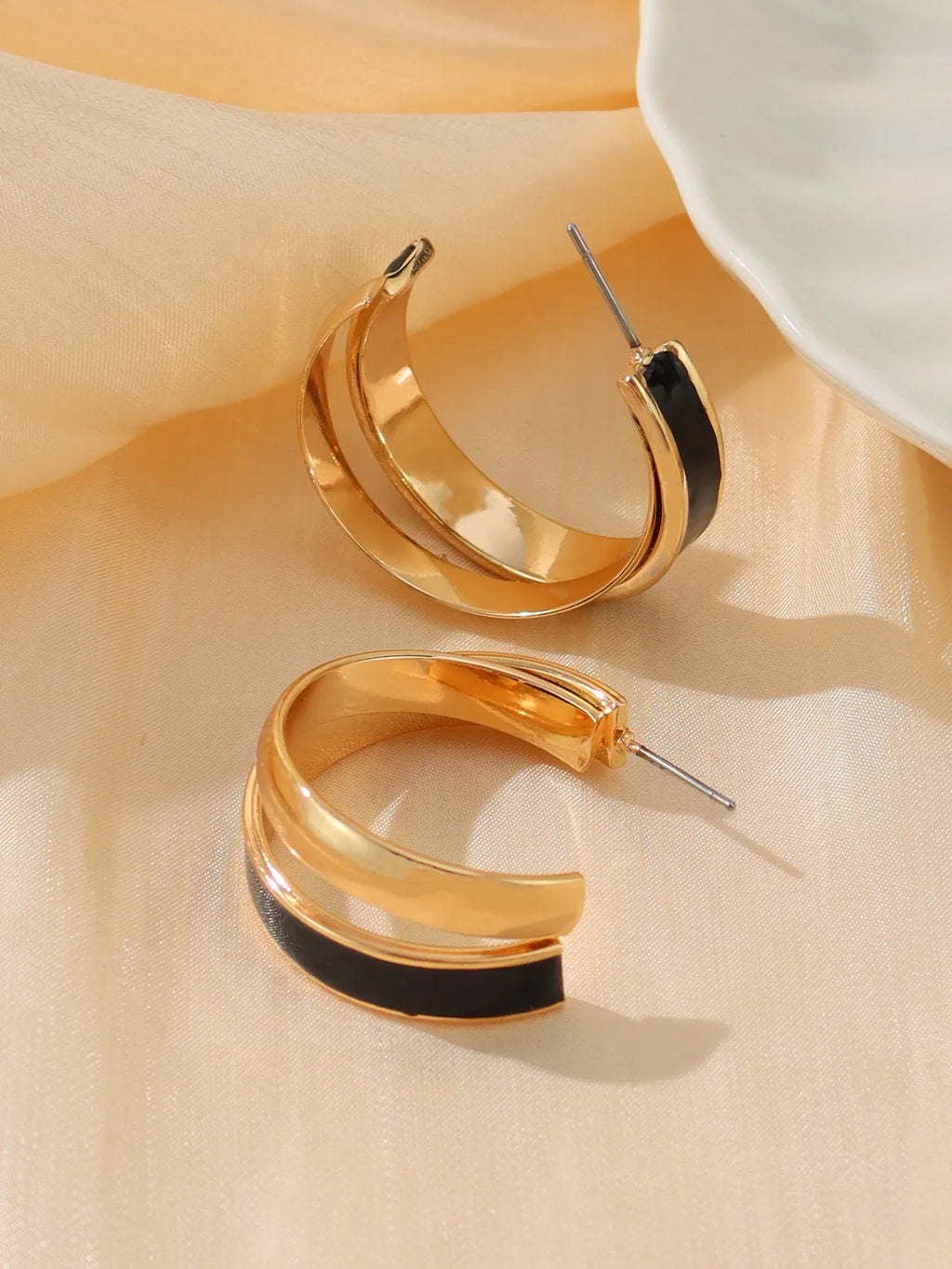 Boucles d’Oreilles Anneaux Géométriques – Noir & Or – Élégance Moderne