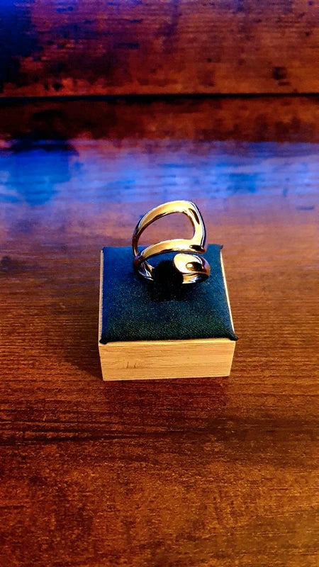 Bague Courbe Sculpturale Dorée Ajustable – Acier Inoxydable