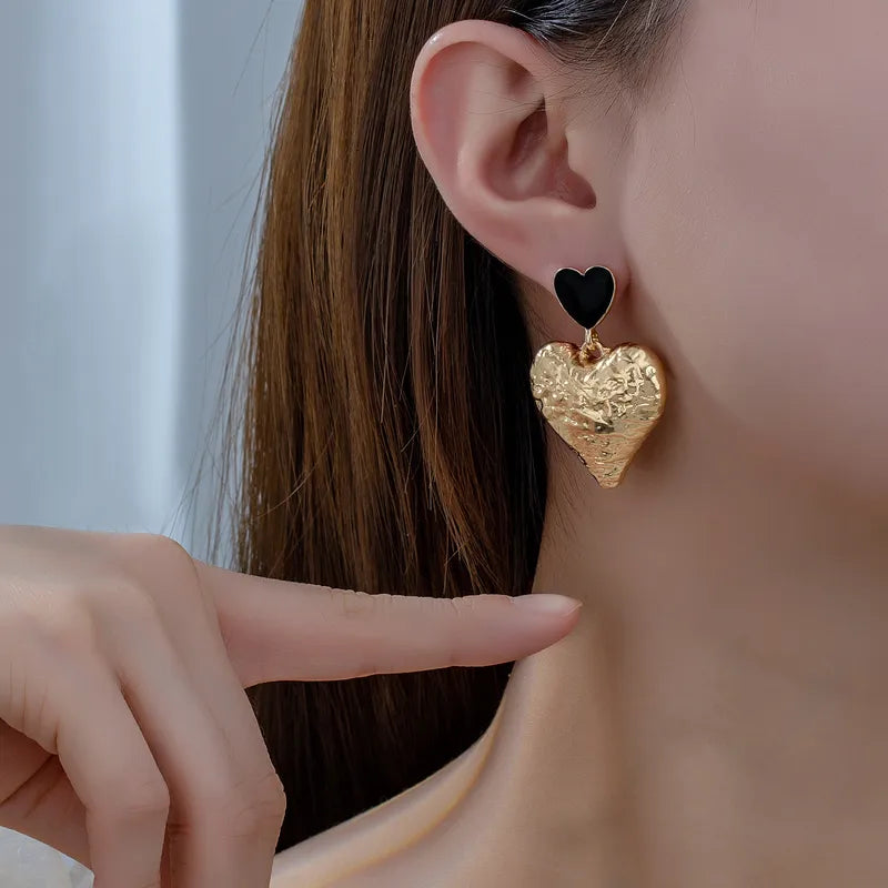 Boucles d’Oreilles Cœur Martelé & Cœur Noir – Doré Luxe