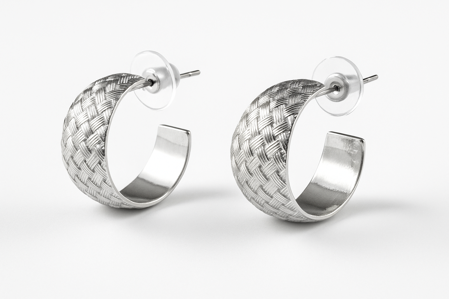 Boucles d’oreilles demi‑créoles texturées – acier couleur argent