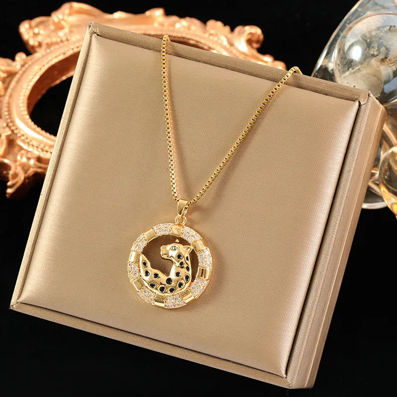 Collier Guépard Doré – Pendentif Cercle Zircon – Acier & Laiton Plaqué Or 18K