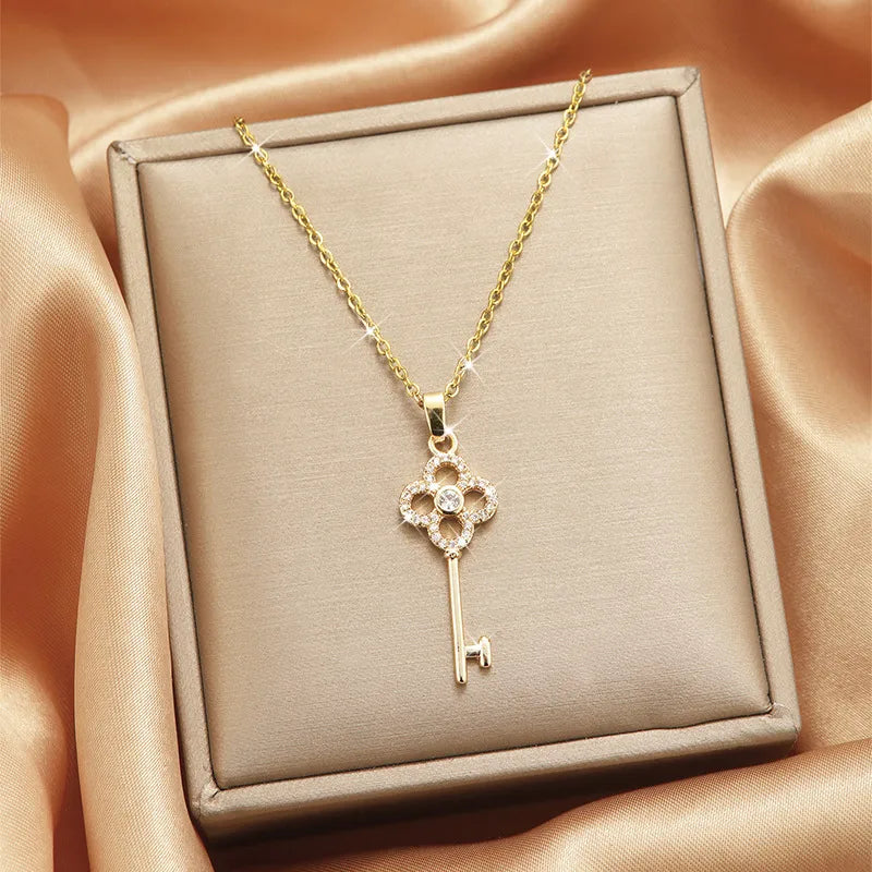 Collier clé dorée sertie de strass