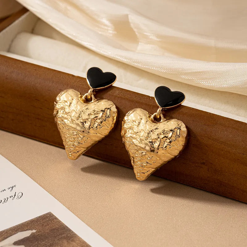 Boucles d’Oreilles Cœur Martelé & Cœur Noir – Doré Luxe