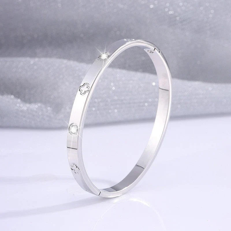 Bracelet jonc argenté trèfles et zircons – Chance & élégance