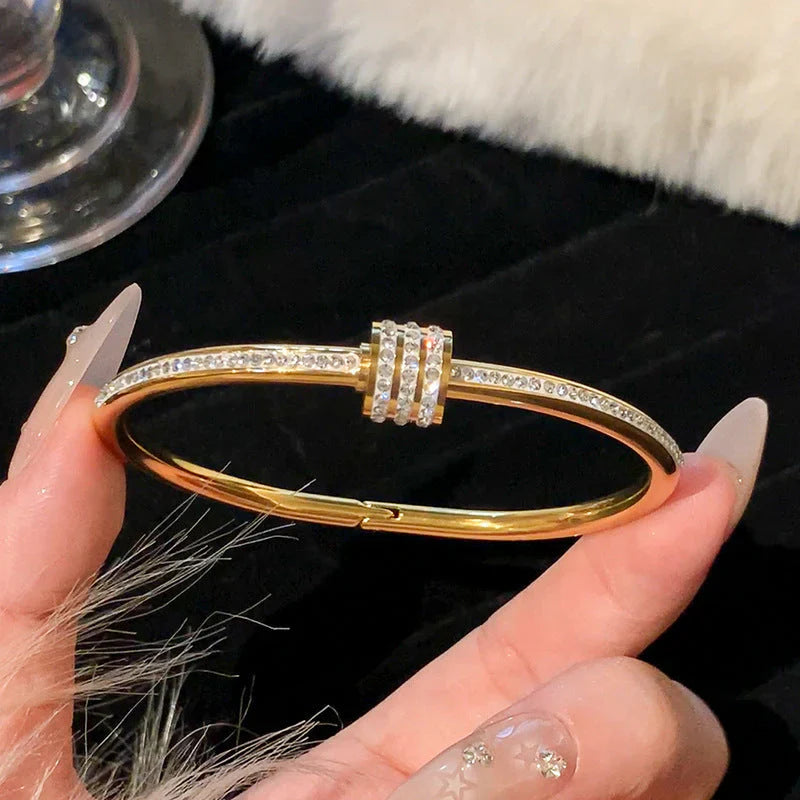 Bracelet Jonc Doré Pavé de Cristaux – Élégance Intemporelle