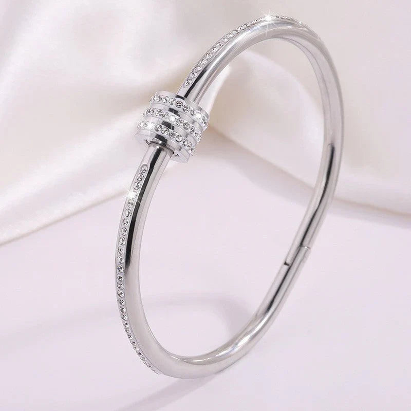 ⭐ Bracelet Élégant Argenté – Cercles Incrustés de Strass