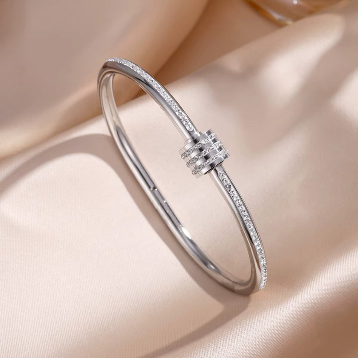⭐ Bracelet Élégant Argenté – Cercles Incrustés de Strass