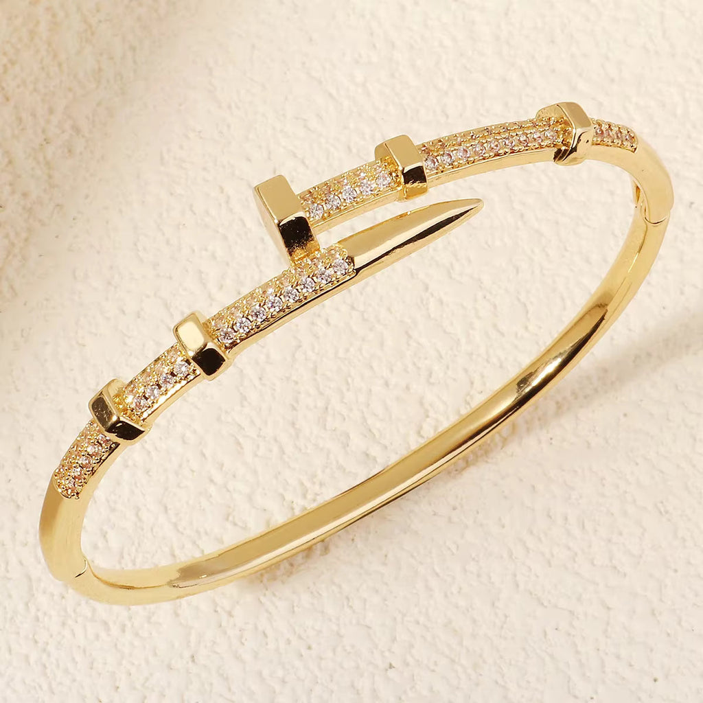 Bracelet “Clou d’Or Élégance” – Acier Inoxydable Doré & Détails Pavés