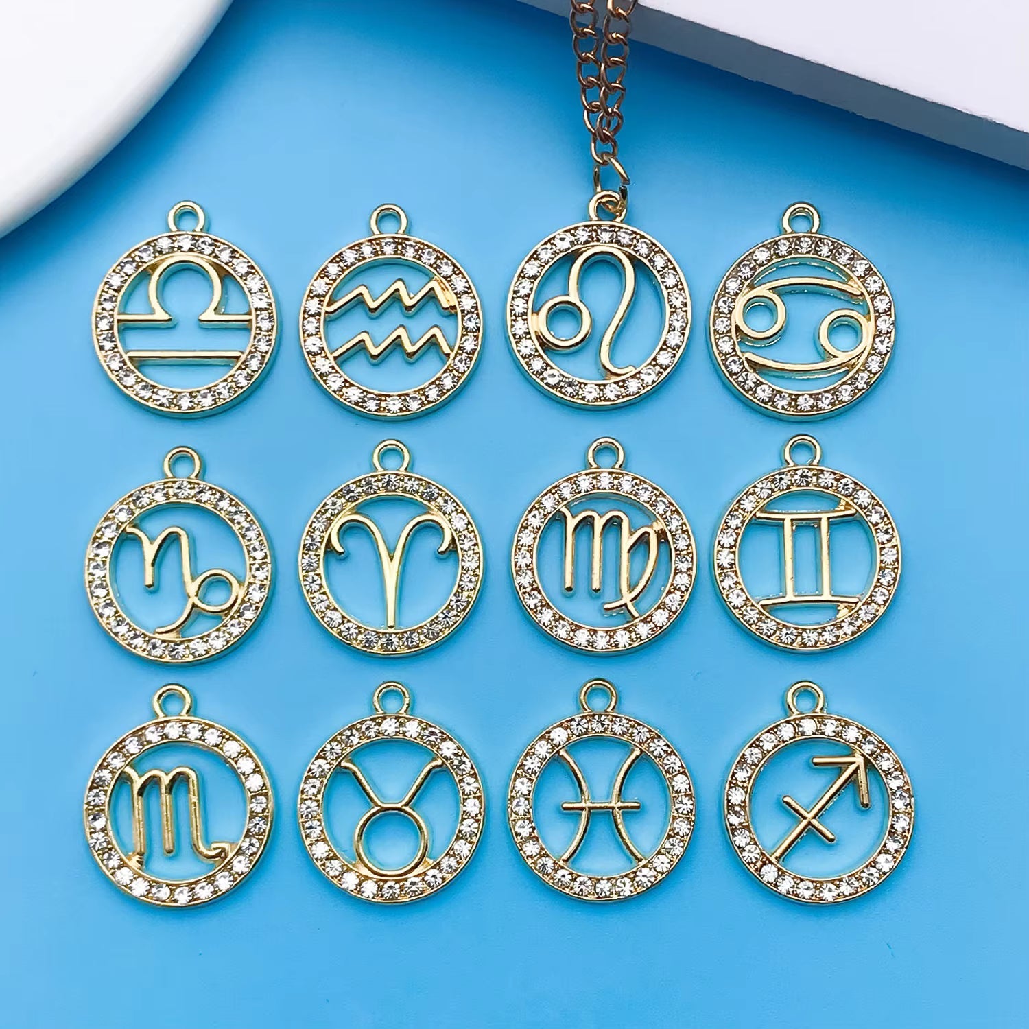 Pendentif Verseau Doré Cristal – Originalité & vision