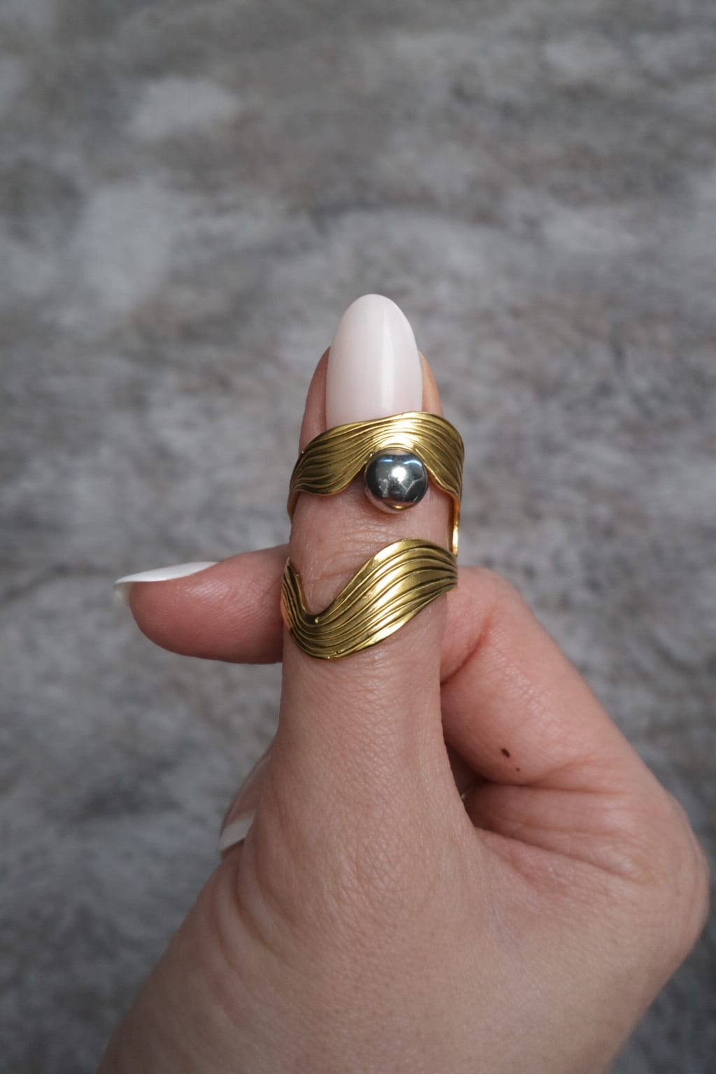 Bague Ajustable Ondulations Dorées Perle Argentée – Acier Inoxydable