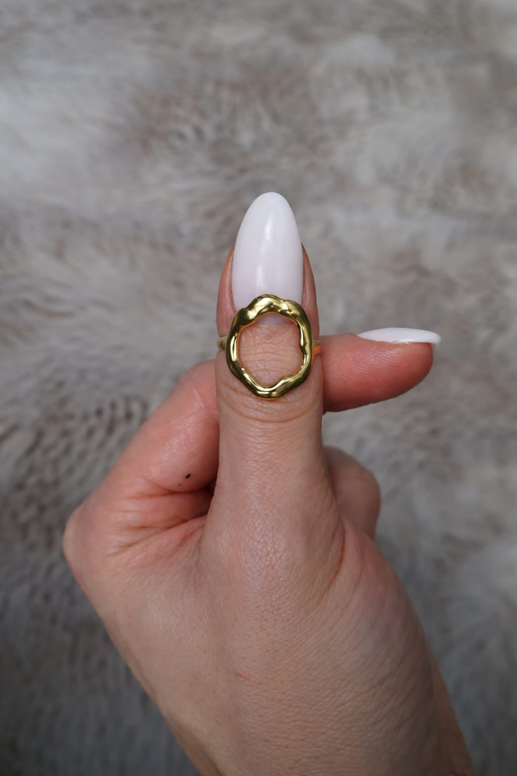 Bague Ajustable Anneau Ovale Martelé Doré – Acier Inoxydable
