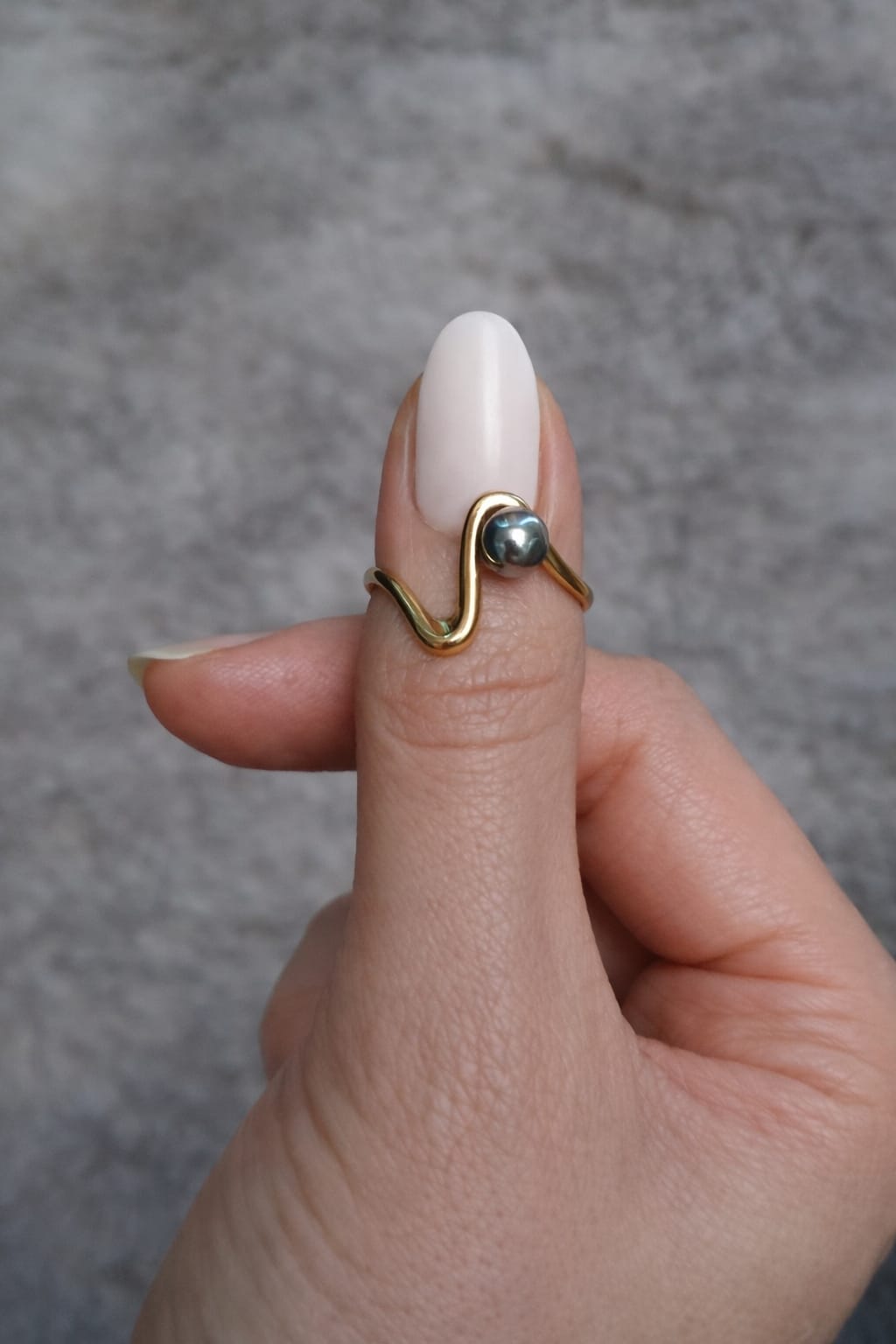 Bague Ajustable Vague Dorée Perle Argentée – Acier Inoxydable