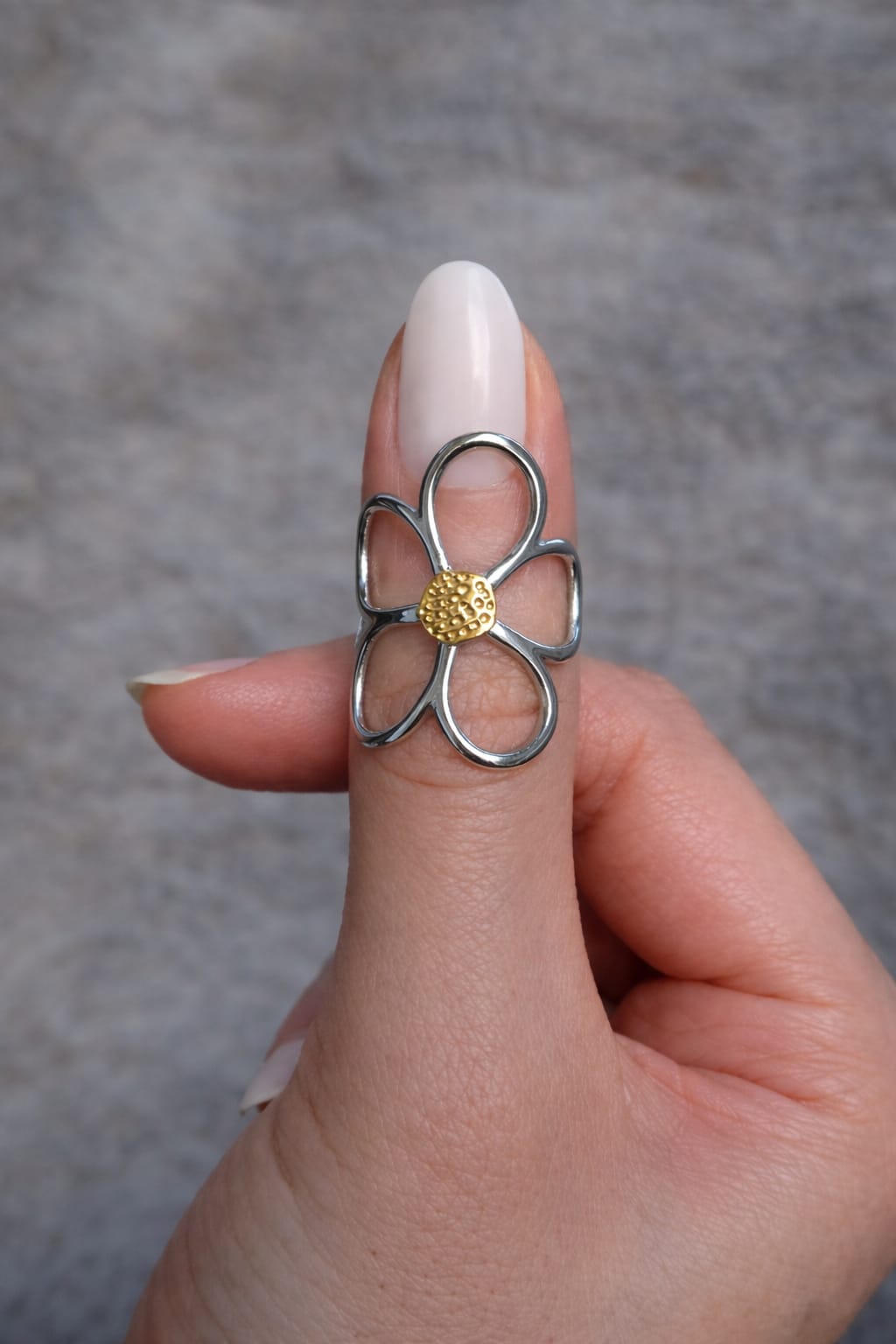 Bague Ajustable Fleur Ajourée Bicolore – Acier Inoxydable