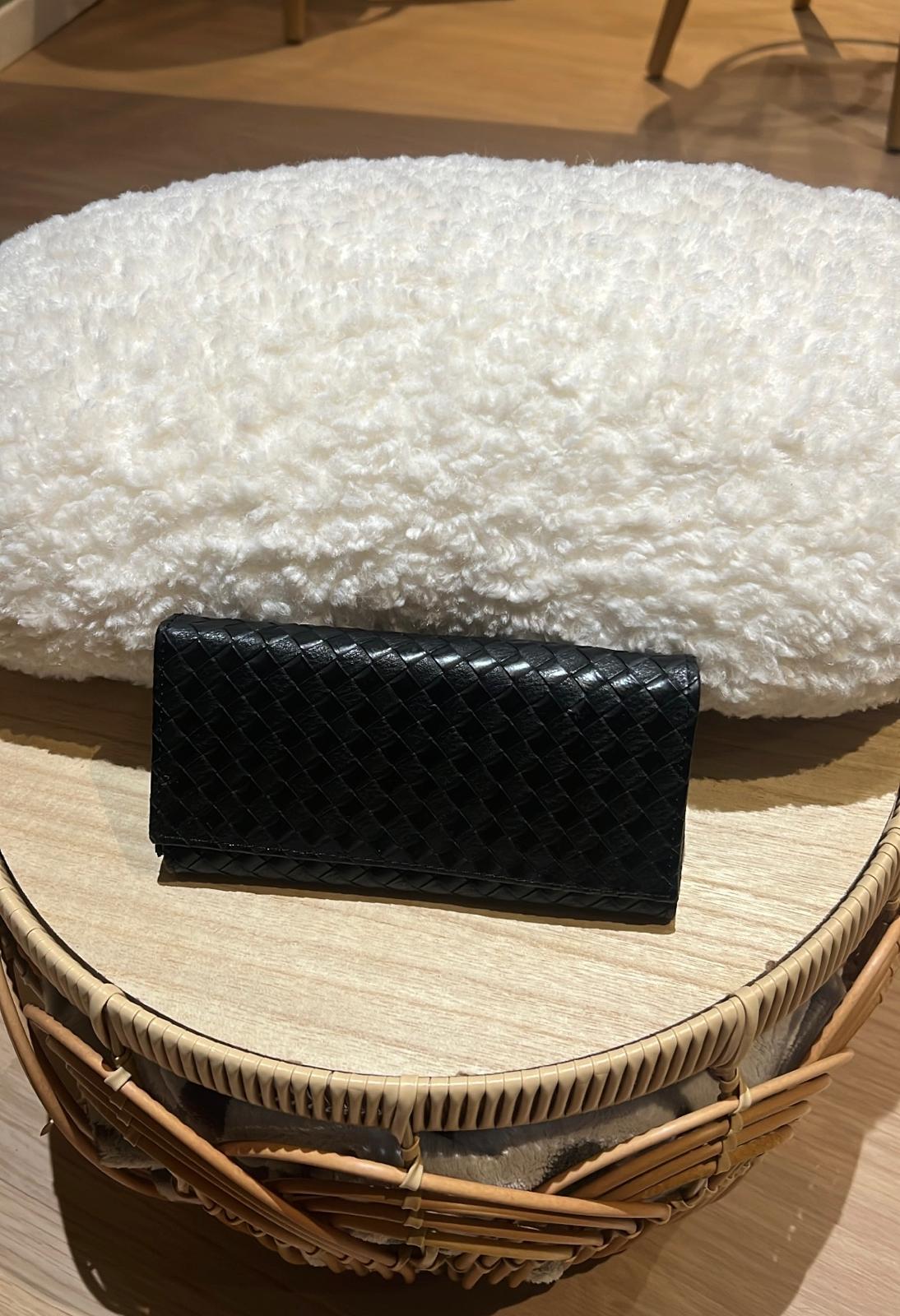 Pochette Élégance Noire Tressée – Chic Intemporel