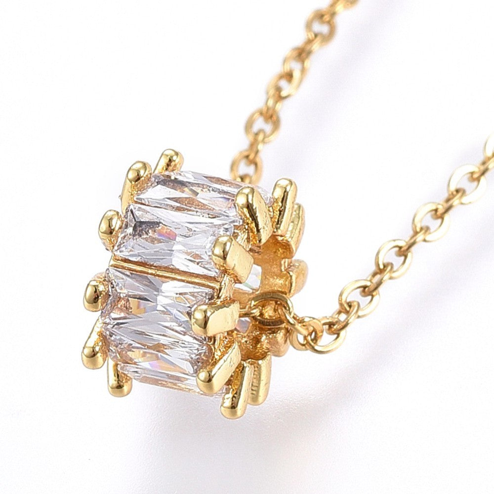 ✨ Collier pendentif cylindre baguettes zircons – Doré
