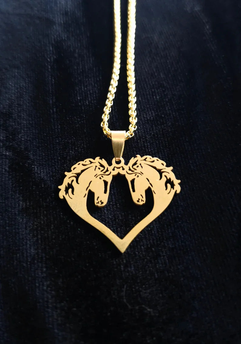 Collier duo chevaux cœur – acier inoxydable doré
