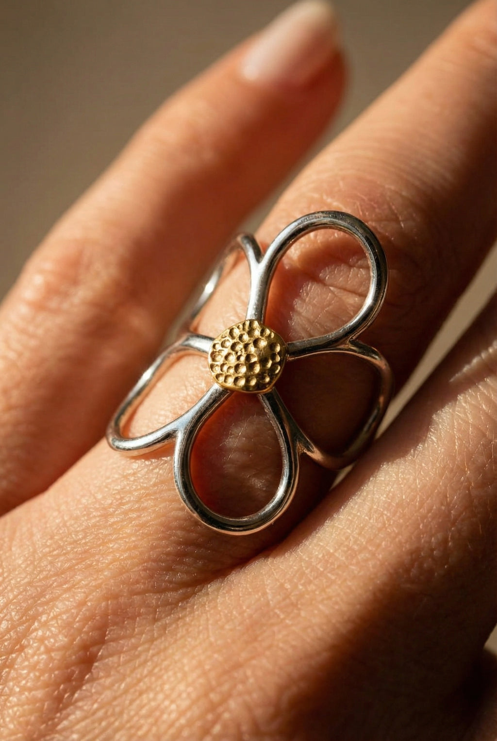 Bague Ajustable Fleur Ajourée Bicolore – Acier Inoxydable