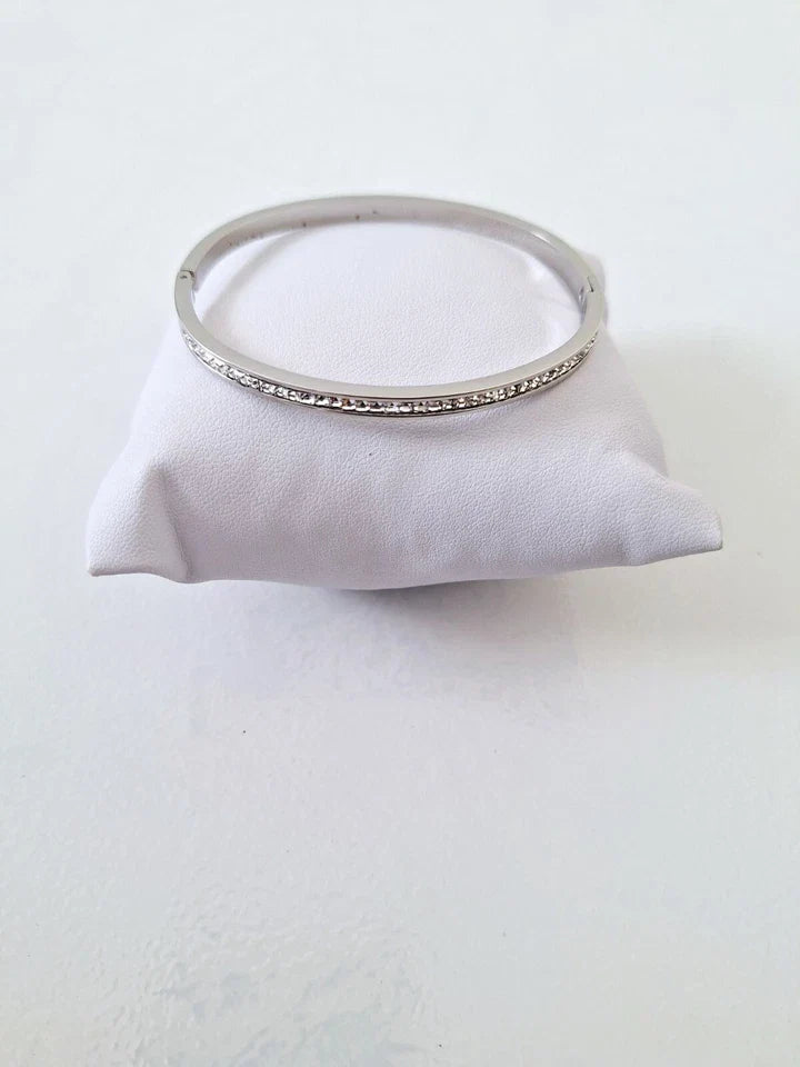 Bracelet jonc argenté serti de zircons – élégance minimaliste